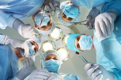 Ķirurgi veic dzimumlocekļa palielināšanas operāciju